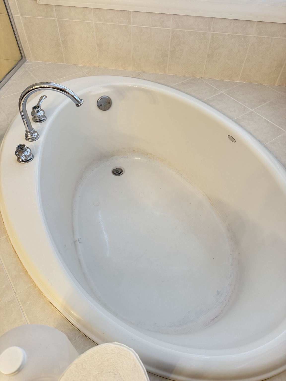 Bathtub before cleaning
